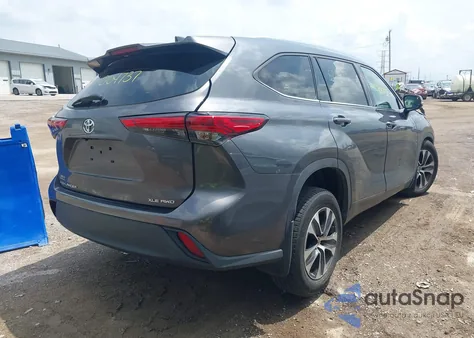 2021 Toyota Highlander Xle z USA, uszkodzony, nr VIN 5TDGZRBH8MS528707